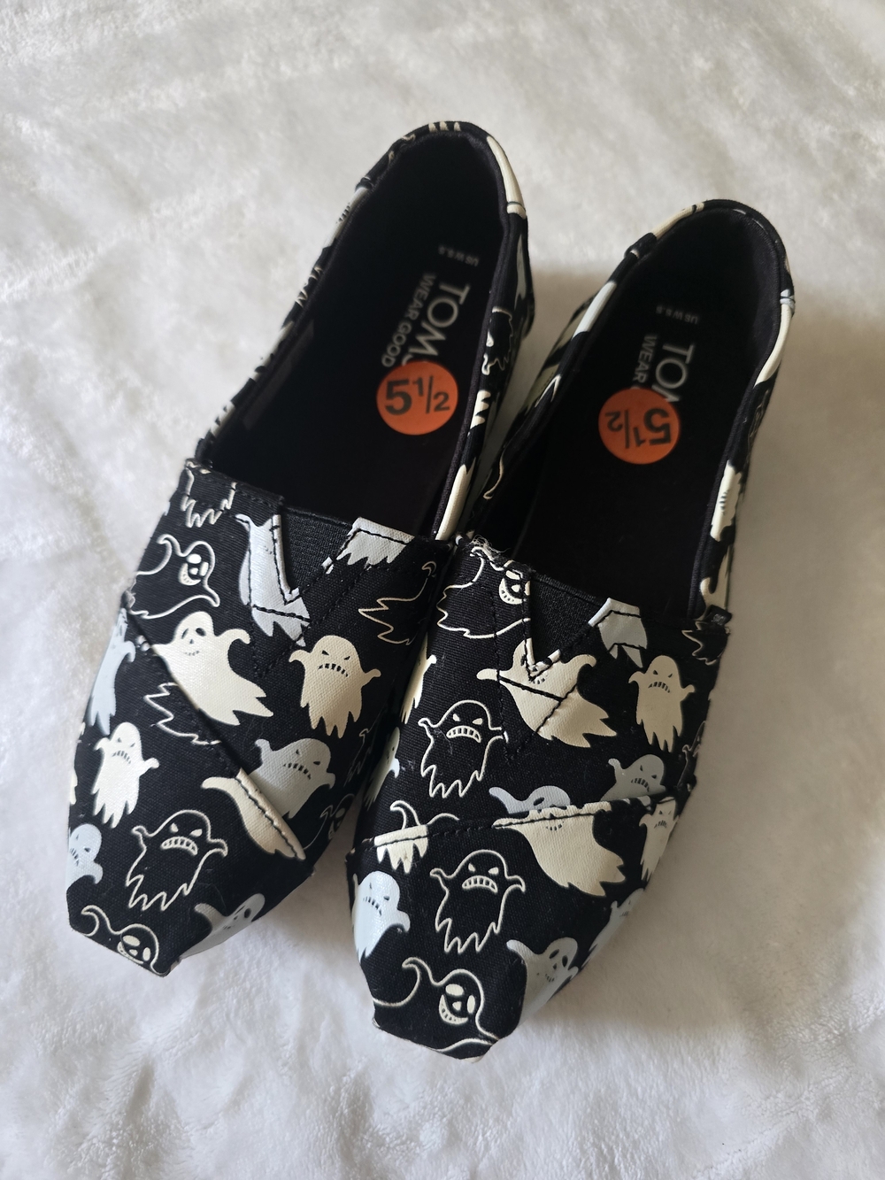 NWOT TOMS Glow-In-The-Dark Ghost Halloween Slip On Shoes - Size Women's 5.5